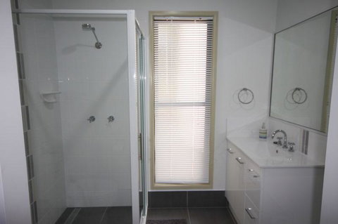 1 Naiad Court - Lowset Family Home With Swimming Pool And Covered Deck. Pet Friendly - Mackay Tourism 3