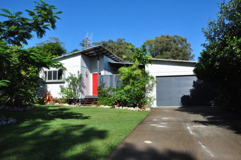 10 Double Island Drive - Modern Family Home, Centrally Located, Swimming Pool & Outdoor Area - Mackay Tourism 0