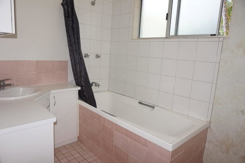 11 Bomburra Court - Rainbow Beach, Comfortable Beach House, Plenty Of Boat Parking - Mackay Tourism 1