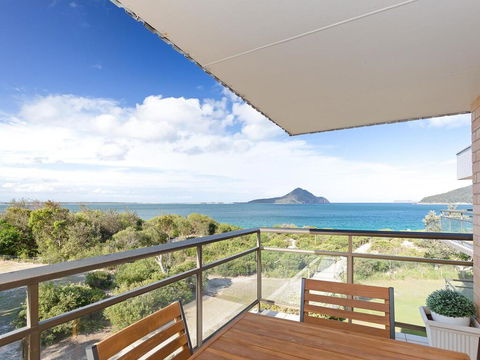 12 'Intrepid' 3 Intrepid Close - Right On The Beachfront - Mackay Tourism 0