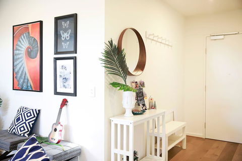 136, Light-filled Homely Box Hill Apt, 2Bed2BathFreeParking - Mackay Tourism 2