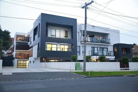 136, Light-filled Homely Box Hill Apt, 2Bed2BathFreeParking - Mackay Tourism 0