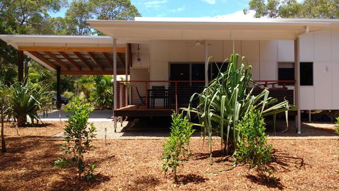15 Esprit Drive - Rainbow Shores, Gorgeous, Modern Beach House - Mackay Tourism 0