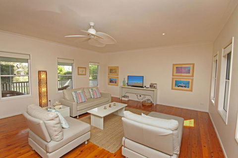 16 Beachway Pde, Marcoola: Linen Incl, WiFi, Pet Friendly, A/Cond. 500 BOND - Mackay Tourism 3