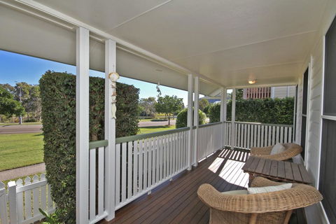 16 Beachway Pde, Marcoola: Linen Incl, WiFi, Pet Friendly, A/Cond. 500 BOND - Mackay Tourism 0