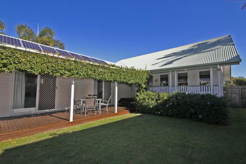 16 Beachway Pde, Marcoola: Linen Incl, WiFi, Pet Friendly, A/Cond. 500 BOND - Mackay Tourism 1