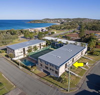 2 'The Dunes' 38 Marine Drive - pool tennis court and so close to the beach - Mackay Tourism