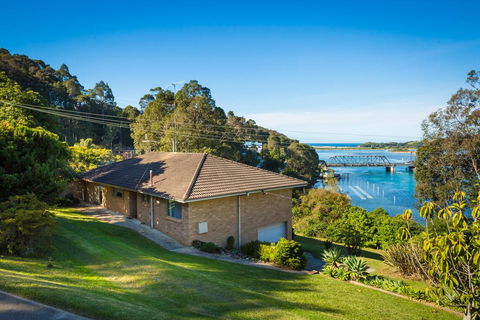 2 Water Crescent - Retro Haven - Mackay Tourism 0