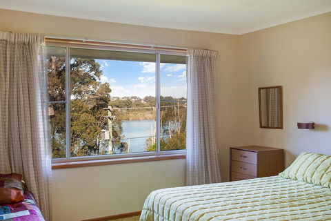 2 Water Crescent - Retro Haven - Mackay Tourism 3