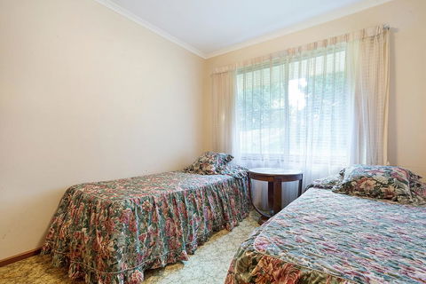 2 Water Crescent - Retro Haven - Mackay Tourism 1