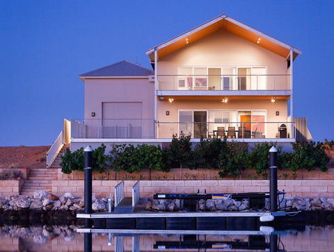 21 Corella Court - PRIVATE JETTY & POOL - Mackay Tourism 0