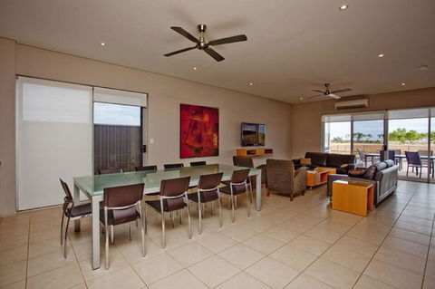 21 Corella Court - PRIVATE JETTY & POOL - Mackay Tourism 3