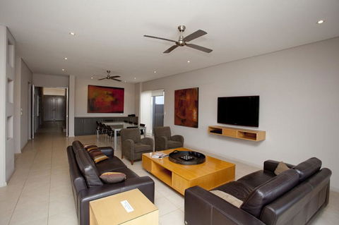 21 Corella Court - PRIVATE JETTY & POOL - Mackay Tourism 1