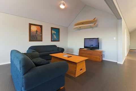 22 Kestrel Place- PRIVATE JETTY - Mackay Tourism 3