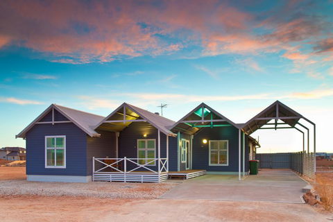 22 Kestrel Place- PRIVATE JETTY - Mackay Tourism 0