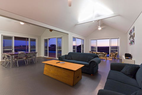 22 Kestrel Place- PRIVATE JETTY - Mackay Tourism 2