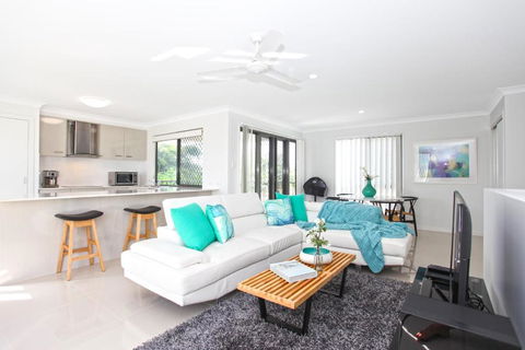 Beach Breeze Holiday House - Mackay Tourism 0
