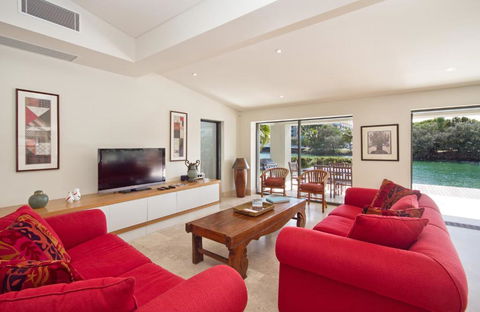 Canalfront Retreat, Private Jetty & Pool - Mackay Tourism 4