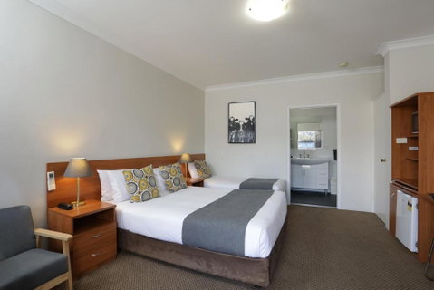 Cadman Motor Inn And Apartments - Mackay Tourism 1