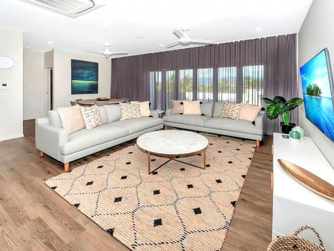 Cairns North 4-Bed With Outdoor Dining & Pool - Mackay Tourism 0