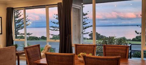 Captains On-the-seafront - Stunning Sea Views- 4br 2bth - Large Waterfront House - Mackay Tourism 3
