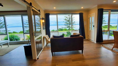 Captains On-the-seafront - Stunning Sea Views- 4br 2bth - Large Waterfront House - Mackay Tourism 2