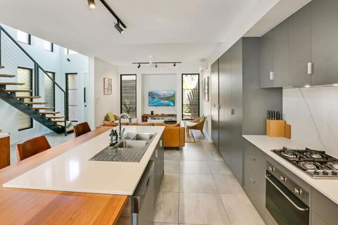 Carinya - Secluded Luxury Minutes From The Beach - Mackay Tourism 3
