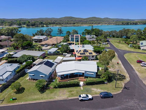 Cedar Retreat - 19 Cedar Street - Mackay Tourism 3