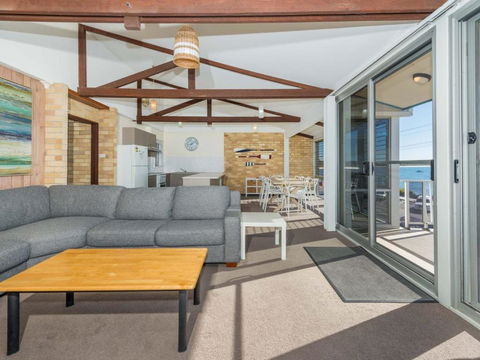 Castaways Unit 8 17 Shoal Bay Road - Mackay Tourism 3
