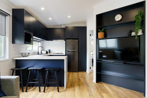 Castlemaine Gardens Luxury Accessible Villa - Mackay Tourism 1