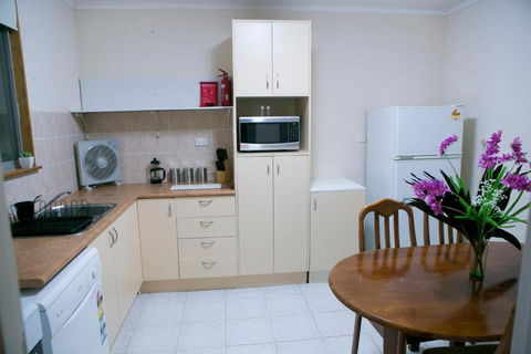 Cave Place Units - Mackay Tourism 2