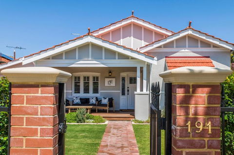 CENT191 - Timeless 3BR, 2BA Federation Home - Mackay Tourism 0