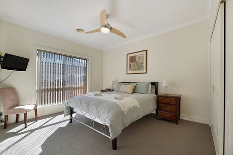 Central 2 Bed, 2 Bath Villa - Walk To Town - Mackay Tourism 3