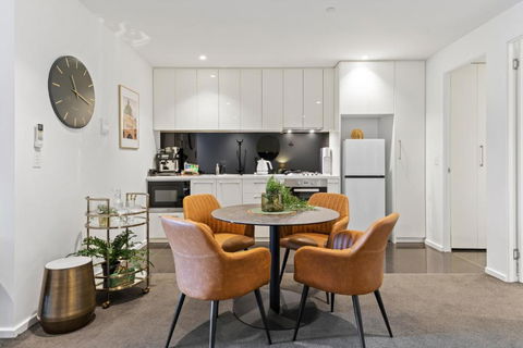 Central Entertainer With Panoramic City Views - Mackay Tourism 3