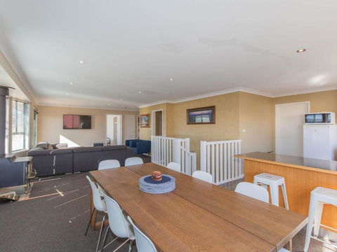 Chalet De Neige 2 9 Jillamatong Street - Mackay Tourism 0