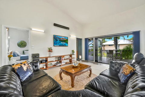 CHAP41CUP - Upstairs On Coco - Mackay Tourism 0