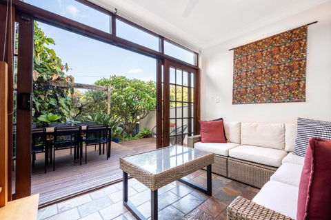 Charming 2-Bed Home Near Enmore Theatre - Mackay Tourism 0