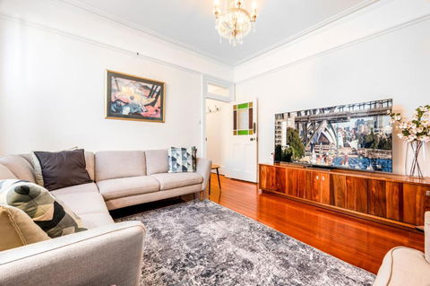 Charming 2-Bed Home Near Enmore Theatre - Mackay Tourism 1