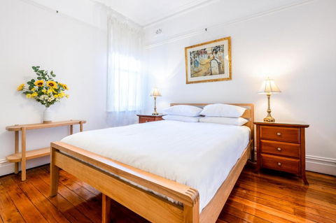 Charming 2-Bed Home Near Enmore Theatre - Mackay Tourism 2