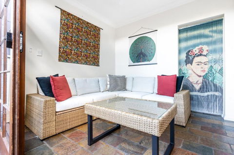 Charming 2-Bed Home Near Enmore Theatre - Mackay Tourism 3