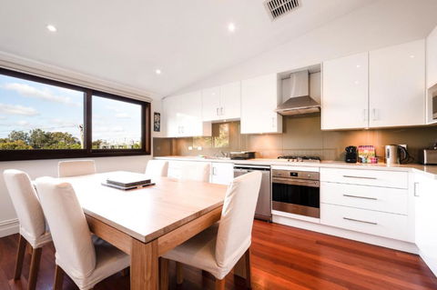 Charming 2-Bed Home Near Enmore Theatre - Mackay Tourism 4