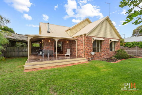 Charming 3-Bedroom Retreat - Mackay Tourism 0