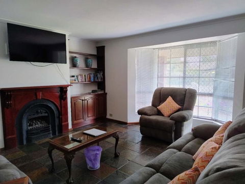 Charming 4BR Retreat Near Gawler - Mackay Tourism 1