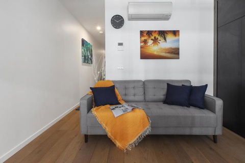 Central Simplicity - Modern Inner-city Living - Mackay Tourism 4