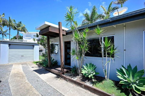 Charming, Stylish - Marcoola Beach Hideaway - Mackay Tourism 1