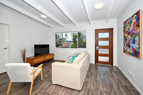 Charming, Stylish - Marcoola Beach Hideaway - Mackay Tourism 2