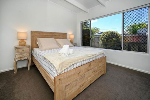 Charming, Stylish - Marcoola Beach Hideaway - Mackay Tourism 4