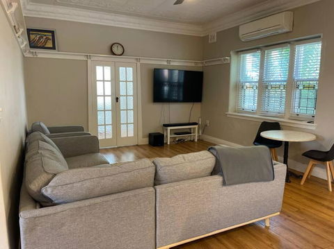 Cheerful 3-bedroom Home With Free Parking On Site - Mackay Tourism 3