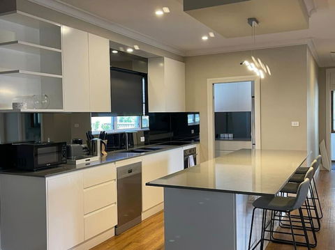 Cheerful 3-bedroom Home With Free Parking On Site - Mackay Tourism 1