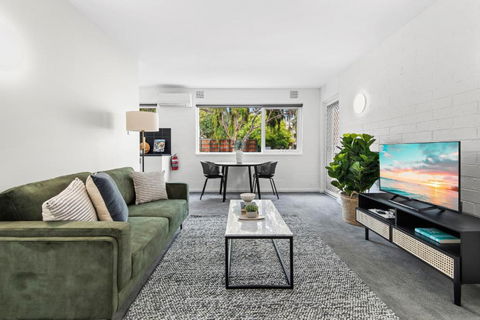 Chic 1-Bed Apartment Across From Royal Park - Mackay Tourism 0